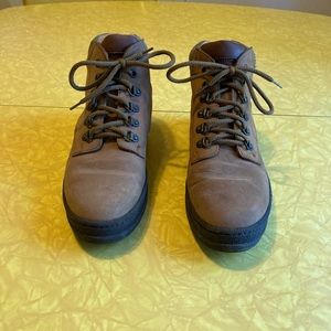 Hiking Boots 7.5 Saint Johns Bay